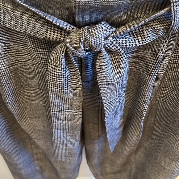 NWOT! Banana Republic Size 2 Trousers. Cuffed, belted waist. Worn only to try on - Picture 4 of 7